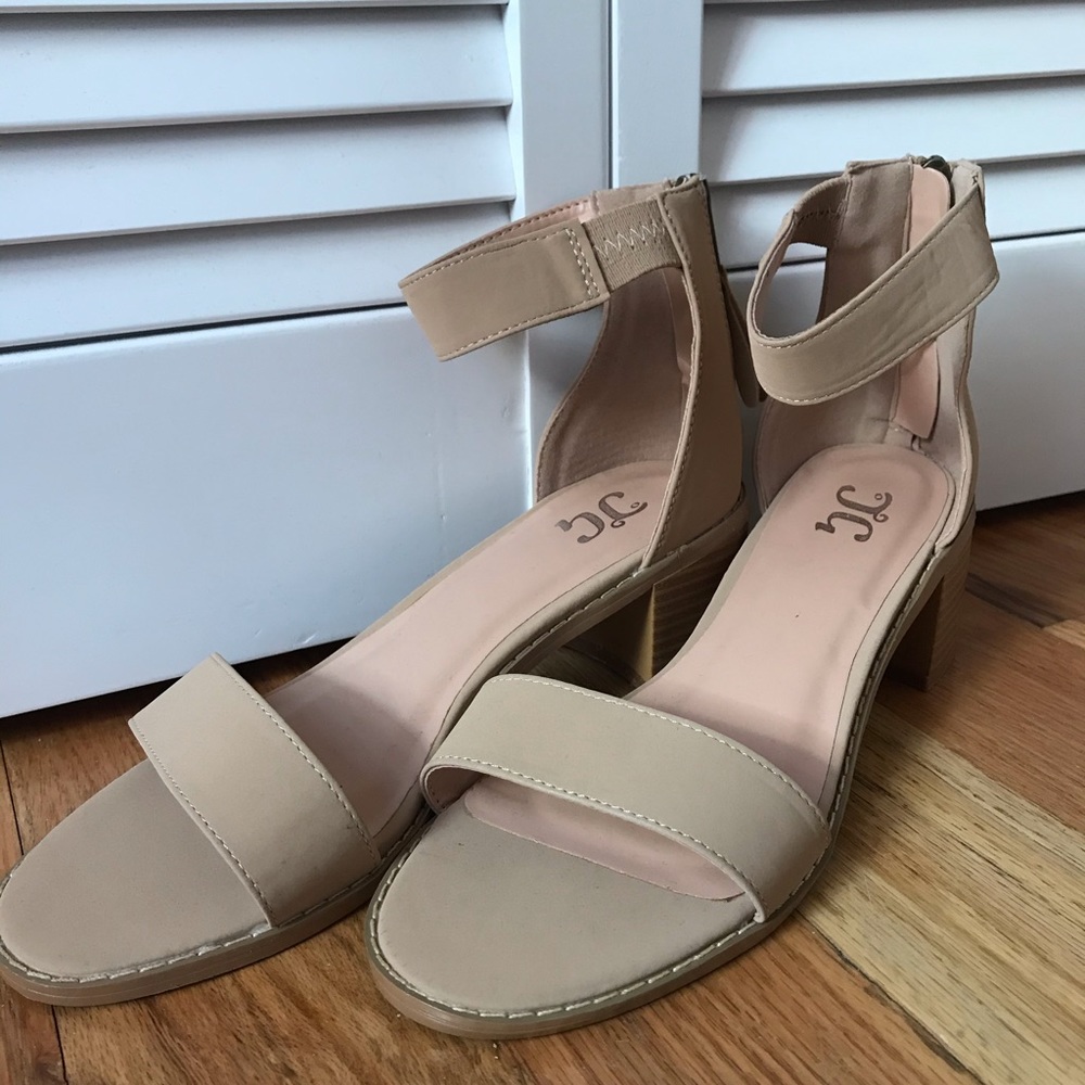 NWOT size 8 JC nude heeled ankle sandal